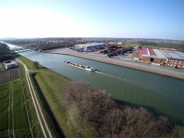 Mittellandkanal mit Hafen