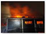 Produktionshalle im Vollbrand