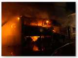 Produktionshalle im Vollbrand