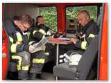 Feuerwehrkrfte im Einsatzleitwagen untersttzen den Einsatzleiter.