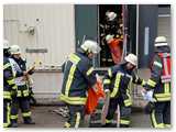 Zwei vermisste Mitarbeiter  hier Dummys mit orangeroter Feuerwehrjacke  wurden in Sicherheit gebracht.