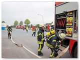 ur Vorbereitung bei der Menschenrettung und Brandbekmpfung mssen sich die Feuerwehrkrfte ausrsten und Schluche verlegen. 