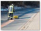 Die rund 500 Meter lange lspur in Wehrendorf wurde von Feuerwehrkrften abgestreut.