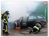 Unter Atemschutz bekmpften die Einsatzkrfte den Brand.