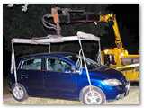Abschleppwagen hebt PKW mit Kran fachgerecht auf Strae zurck.